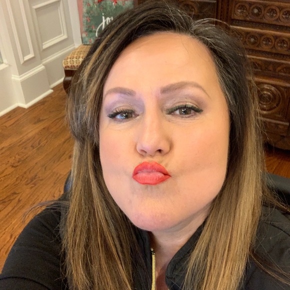 Meet your Posher, Julie - Picture 2 of 2